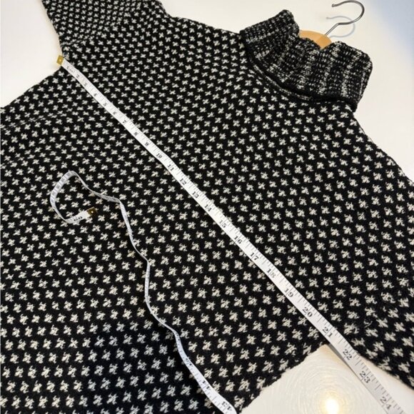 MaxMara Medallion Wool Turtleneck Sweater Size Medium - Picture 7 of 8